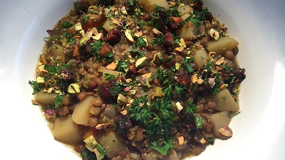 Linsensuppe indischer Art mit Pistazien-Aprikosen-Topping