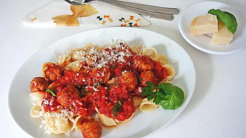Orecchiette mit Salsiccia in pikanter Tomaten-Fenchelsoße