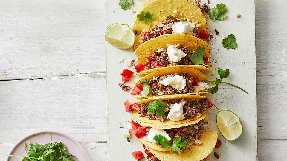 Mais-Tacos mit Kokos-Limettenreis und Hackfleisch