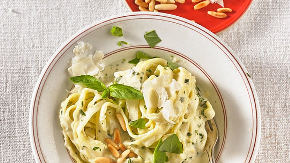 Tagliatelle mit Zitronen-Basilikum-Sauce