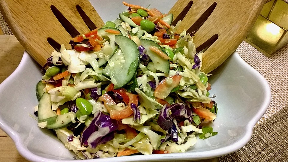 Thai Crunch Salat mit Erdnuss-Dressing