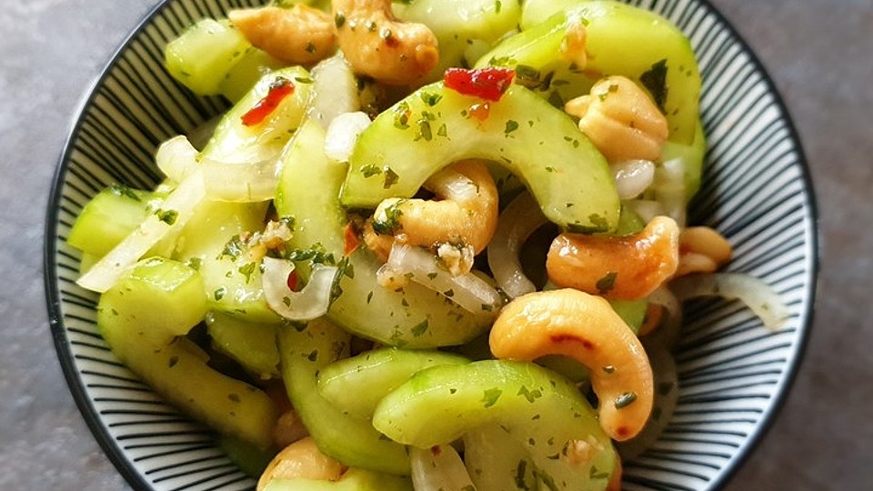Thai Gurkensalat mit Erdnüssen und Chili