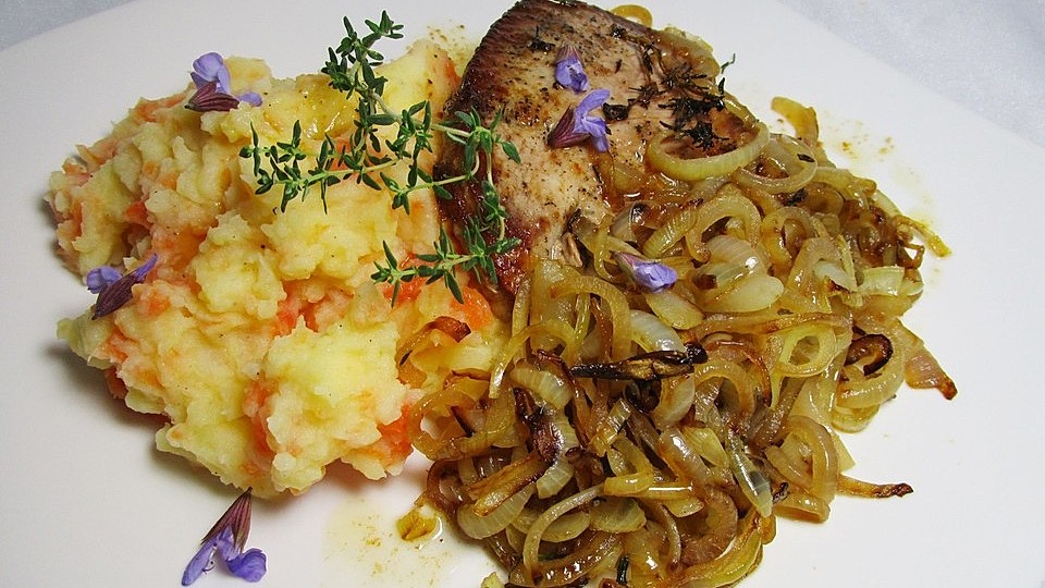 Kartoffel-Möhren-Apfel-Stampf mit Zwiebel-Thymian-Koteletts