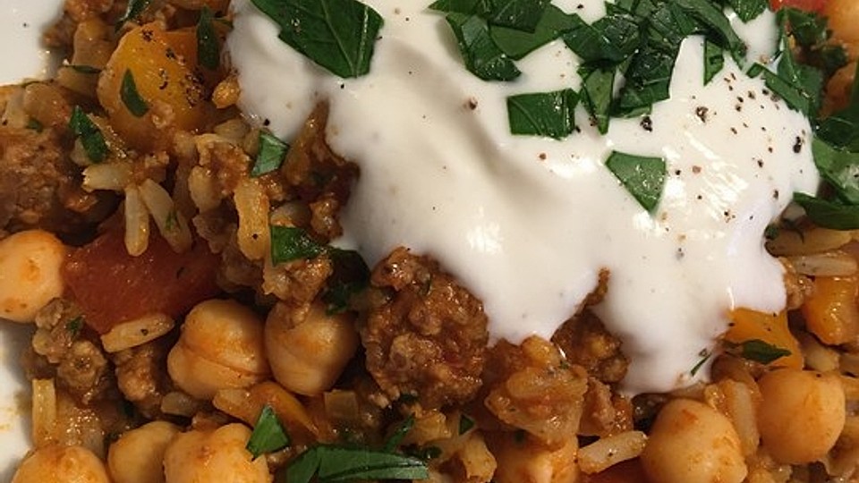Hackfleisch-Reis-Pfanne mit Curry, Kichererbsen und Rosinen