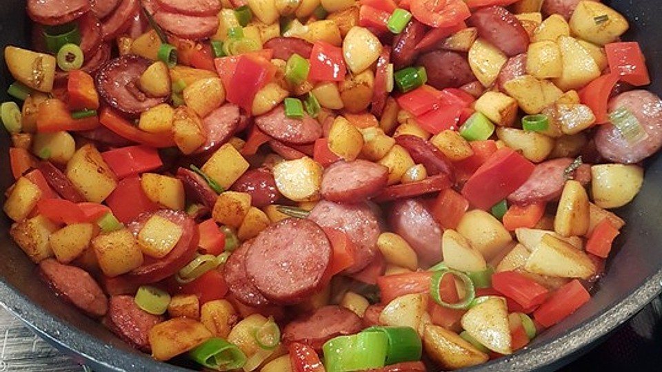 Bunte Kartoffel-Cabanossi-Pfanne mit Paprika