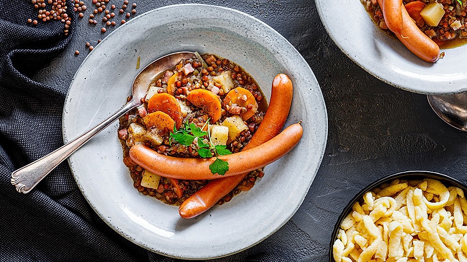 Schwäbische Linsen mit Spätzle und Saitenwürstchen