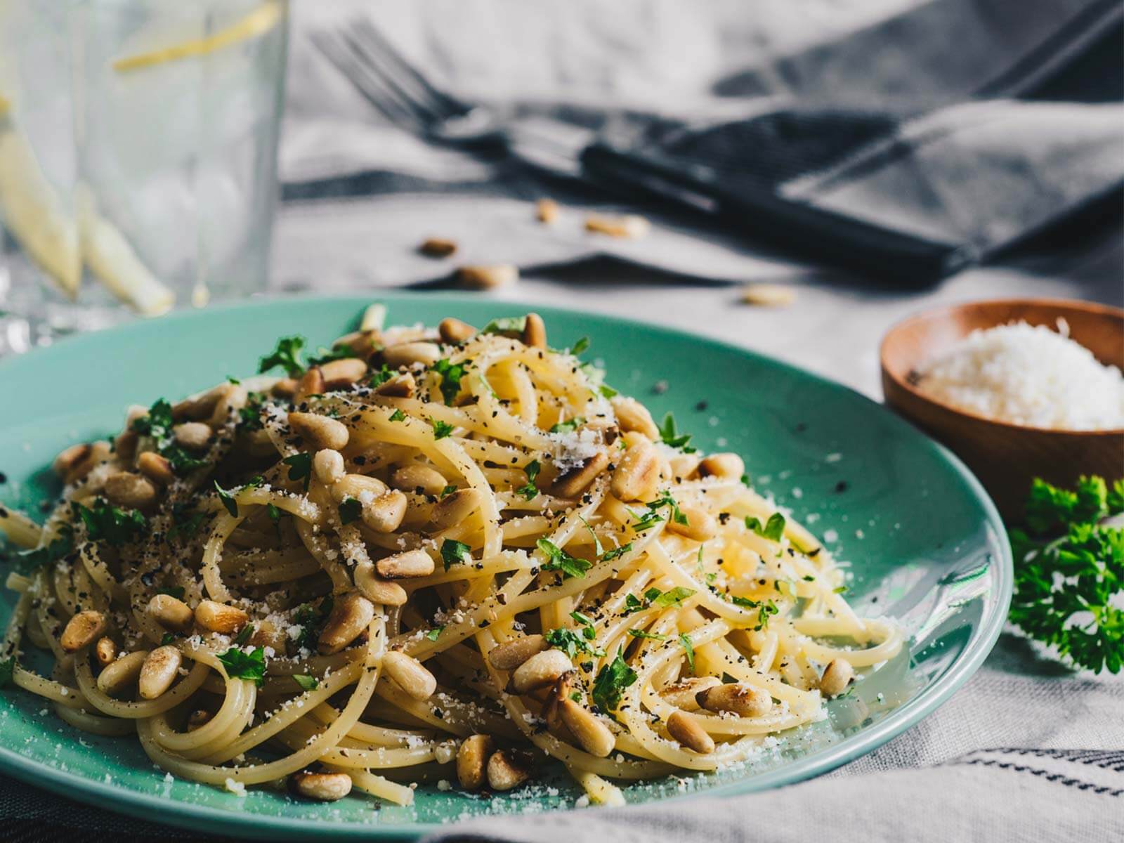 Pasta mit Nüssen und Zitrone